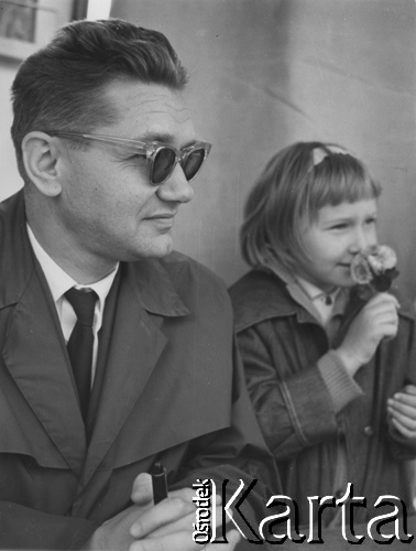 Виктор Ворошильский с дочерью Натальей на книжной ярмарке в Варшаве, 14 мая 1967 года. Фото: Ярослав Тарань / Ośrodek KARTA